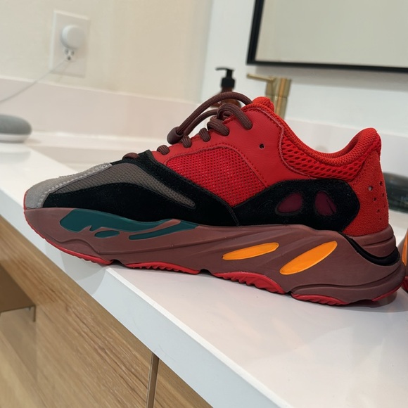 adidas Yeezy Boost 700 - Picture 3 of 5